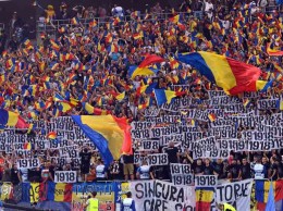 Suporterii echipei de fotbal a Romaniei isi incurajeaza favoritii, in timpul meciului cu selectionata Ungariei din preliminariile Cupei Mondiale din 2014, pe Arena Nationala, in Bucuresti, vineri, 6 septembrie 2013. LAURENTIU MICH / MEDIAFAX FOTO
